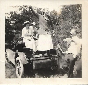 FOUND FAMILY PHOTOGRAPH Black  + White VINTAGE Original 49 54 K - Picture 1 of 1