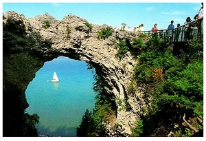 ARCH ROCK ON MACKINAC ISLAND MICHIGAN POSTCARD COND: VG - Imagen 1 de 2