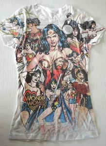 Camiseta para mujer Wonder Woman 75th Collage sublimada delantera y trasera pequeña - Imagen 1 de 1