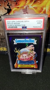 Garbage Pail Kids 2021 cromo 4 refractor púrpura/250 Bruce Moose PSA 9 como nuevo - Imagen 1 de 2