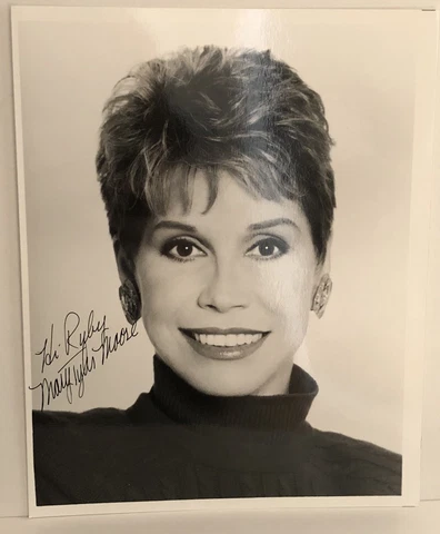 MARY TYLER MOORE Autographed Hand Signed Photograph Photo 8x10 Cover
