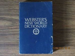 Webster's New World Dictionary by David Guralnik Softcover 1977 Compact Edition - Imagen 1 de 3