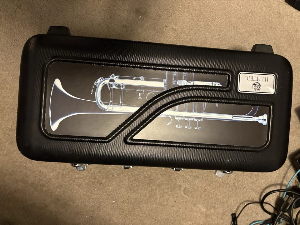 Sujetadores trompeta Jupiter enchapados en astilla (estuche Júpiter, dos aceites esenciales de limpieza) Foto 1 de 4