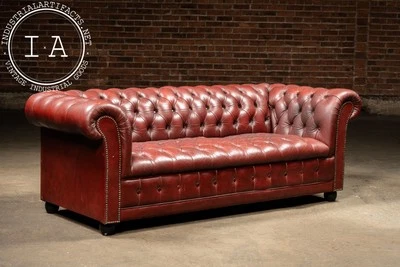 Sofá Chesterfield vintage de cuero acolchado en Borgoña Foto 1 de 4