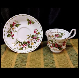 Royal Albert Christmas Rose Teetassen-Set "DEZEMBER" Fine Bone China Stechpalmenmotiv - Bild 1 von 8
