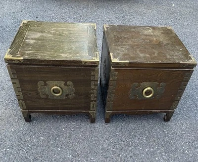 Par de Mesitas de Noche Chinoiserie Asiática Vintage Mesa de Madera Medallón Incrustada de Latón Foto 1 de 4