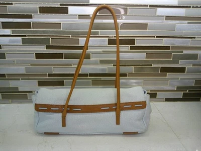 BOLSA DE MÃO OBLONGA SIGRID OLSEN TECIDO AZUL CLARO COM ACABAMENTO EM COURO BOM ESTADO - Imagem 1 de 4