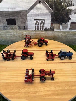 Lote de 8 juguetes agrícolas Ertl International tractor e implemento escala 1/64 Foto 1 de 4