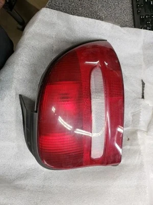 Luz trasera derecha pasajero compatible con 95-99 NEON 137542 Foto 1 de 4