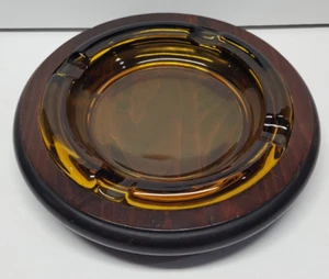 CENICERO PARA CIGARRILLOS DE VIDRIO ÁMBAR GRANDE de colección con base de madera oscura - Imagen 1 de 10