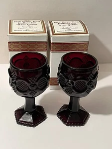 AVON CAPE COD 2 WEINKELCHE RUBINROT GLAS MIT BOXEN 1976 ZWEI NEU - Bild 1 von 9