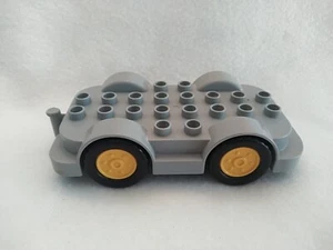 Lego Duplo hellgrau 4x8 mit vier schwarzen Reifen - Bild 1 von 7