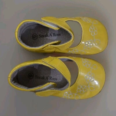 Sneakaroo Amarillo Patente Mary Janes Floral Talla 9c Foto 1 de 4
