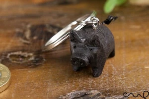 Llavero de madera hecho a mano pequeño cerdo negro llavero regalo único animal llavero - Imagen 1 de 7