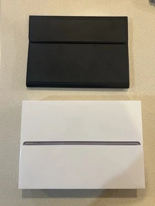 NEWApple iPad 9th Gen. 64GB, Wi-Fi, 10.2 in - Space Gray NEW with keyboard case - Bild 1 von 5