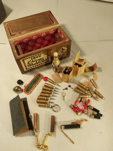 1893 Chicago Weltausstellung Truhe Truhe mit Regal, Flasche, Kugeln, Muscheln, Werkzeug. - Bild 1 von 8