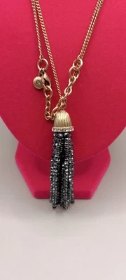 J. Collar Crew con Cadena Tono Dorado y Colgante Borla Cuentas Negras Foto 1 de 4