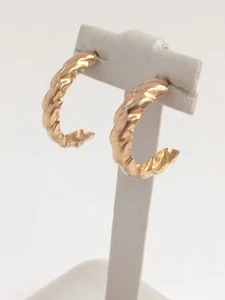 9ct Yellow Gold 21mm Half Hoop Earrings Twisted Texture Butterfly Closure 0.99g - Picture 1 of 9