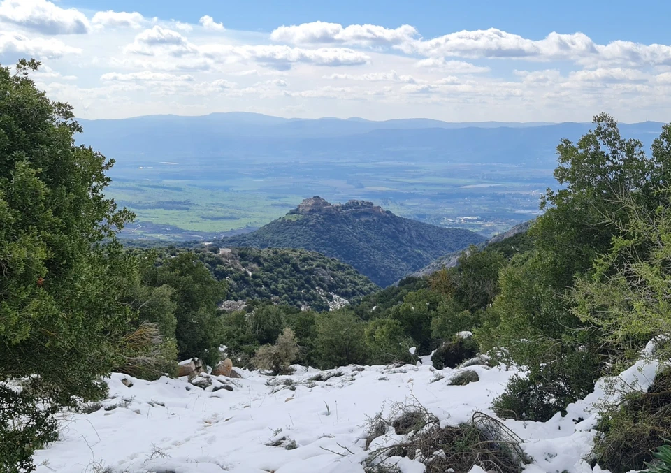 Ilustración de producto digital fotográfico. Nieve en Israel. Israel, montaña Hermón. Foto 1 de 1