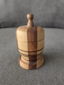 Contenedor de madera con tapa caja de joyas o baratijas redonda tallada a mano - Imagen 1 de 6