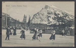 Canadá 1909 ~ Banff. Alta. ~ Equipo de hockey para damas ~ PM Banff ~ B. Harmon ~ Antiguo - Imagen 1 de 2