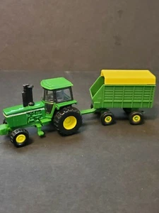 Ertl John Deere 1/64 Traktor und Anhänger - Bild 1 von 8