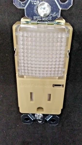 Legrand TM8HWLTRICC6 Combo Luz de Salón Resistente a Manipulaciones Receptáculo Marfil ENVÍO GRATUITO b - Imagen 1 de 3