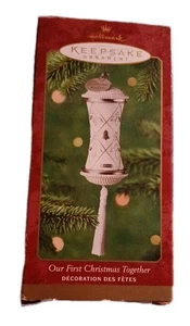  De colección 2000 Hallmark Keepsake Ornament Nuestra Primera Navidad Juntos Cápsula del Tiempo - Imagen 1 de 9