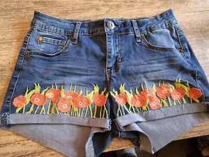Rampage Womens Shorts Size 5 Blue Denim Stretch Floral Embroidered Chloe CURVE - Picture 1 of 4