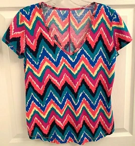 NUOVA MAGLIETTA $58 TAGLIA S LILLY PULITZER CYNTHIA TOP MULTI CUORI A FLUTTER ZIG ZAG - Foto 1 di 3