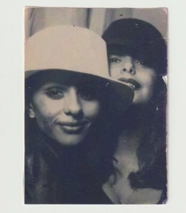 VINTAGE PHOTO BOOTH - PRETTY YOUNG GIRL FRIENDS in HATS - Picture 1 of 1
