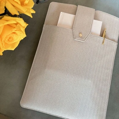 LINDSAY ALBANESE EDICIÓN LIMITADA The Daily Laptop Estuche sin asas 15 X 10,5  Foto 1 de 4