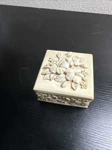 Trinket Box Sq 3.75 X 3.75 With Lid White Light Yellow Applied Flowers Plumerias - Picture 1 of 4