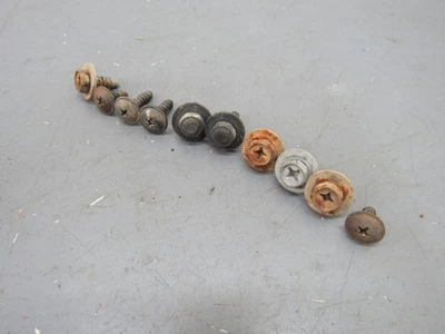 Tornillos de montaje para parachoques trasero Nissan Rogue 2017-2020 OEM Foto 1 de 4