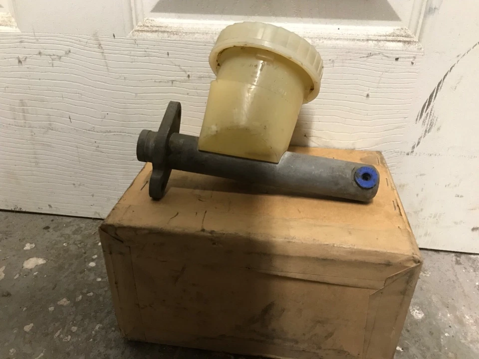 Bedford CF single line servo type CORRECT brake master cylinder 69-77 - Image 1 of 1