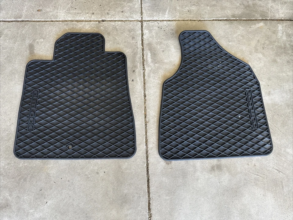 Alfombrillas para Asiento Delantero Saturn Outlook 2006-2010 ~ Par ~ Negro ~ Goma ~ OEM Foto 1 de 4