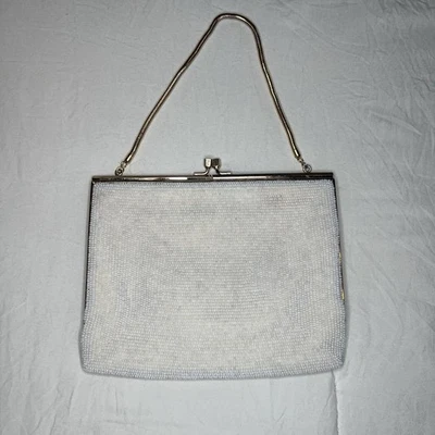 Винтажная белая и золотая вечерняя сумка с бисером с золотой ручкой и рамкой сделано в Японии - Изображение 1 из 4