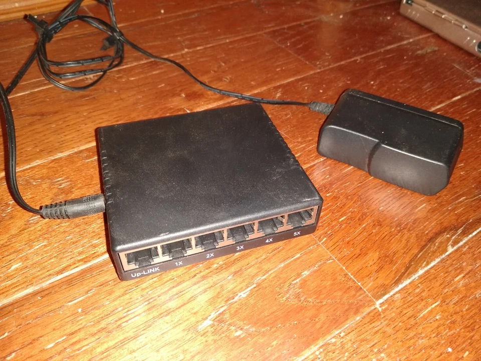 Rosewill 5 Port 10/100Mbp Network Switch RC-405X - Image 1 of 4