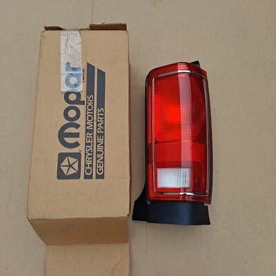 Dodge Caravan Plymouth Voyager 1984-1986 nuevo MoPar conjunto de lámpara trasera derecha Foto 1 de 3