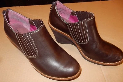 Botas Hush Puppies Tobillo Bajo 9.5 Mujer Marrón Oscuro Cuña Imitación Cuero Gamuza Usadas en Excelente Condición Foto 1 de 4