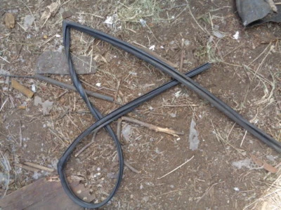 Mazda 626 1999 puerta delantera ventana vidrio canal de funcionamiento sello de goma conductor izquierdo OEM Foto 1 de 2