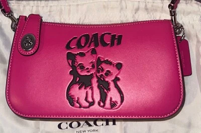 Bolso de hombro Coach The Lil Nas X Drop Penn en rosa fucsia con gatitos Foto 1 de 4