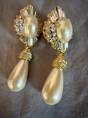 Vintage Gold Tone Faux Pearl Dangle Earrings Rhinestone Teardrop Drop- Very Pret - Image 1 of 4
