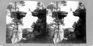 1901 - Saltando la voragine - Stand Rock, Wisconsin. - stereografo - Foto 1 di 2