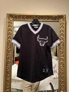 Mitchell & Ness NBA Chicago Bulls Team Mesh V-Neck Tee Gr. Small schwarz - Bild 1 von 9