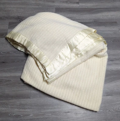 Manta Acrílica Tejido Waffle Vintage Doble 83 x 87 Marfil Hecha en EE. UU. DEFECTUOSA Foto 1 de 4