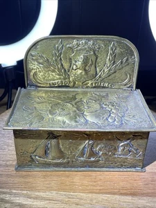 Caja de velas holandesa de latón de colección almacenamiento barcos elevados flores Luctor Et Emerco - Imagen 1 de 6