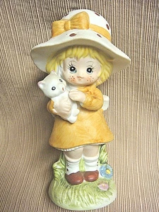 KLEINES SOMMERSPROSSIGES BLONDES MÄDCHEN in POLKA DOT HUT mit WEISSEN KÄTZCHEN Porzellanfigur - Bild 1 von 8