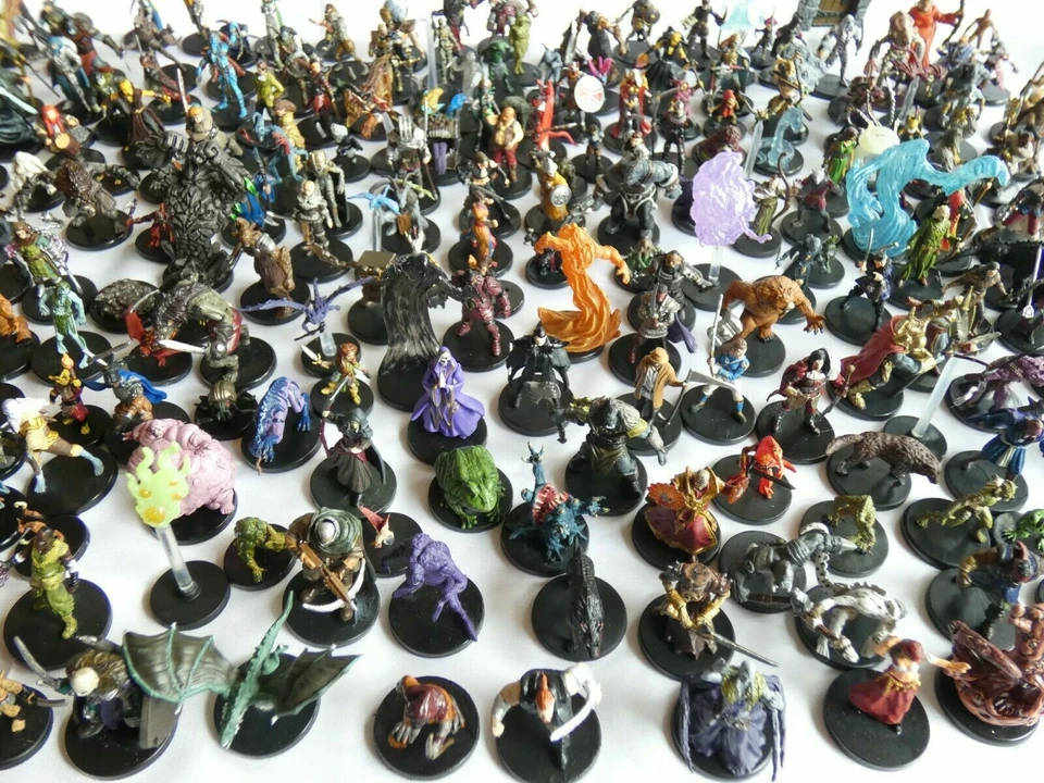 Random New Dungeons and Dragons Official Prepainted Miniatures - Bulk Lot - image 1 of 4