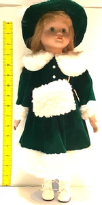 Abrigo y manguito vintage 1990 16 pulgadas porcelana rubia muñeca verde Navidad invierno - Imagen 1 de 7